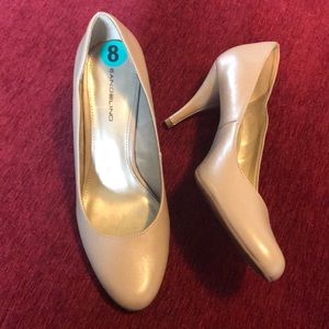 Bandolino Round Toe Greyish-Tan Pumps Size 8
